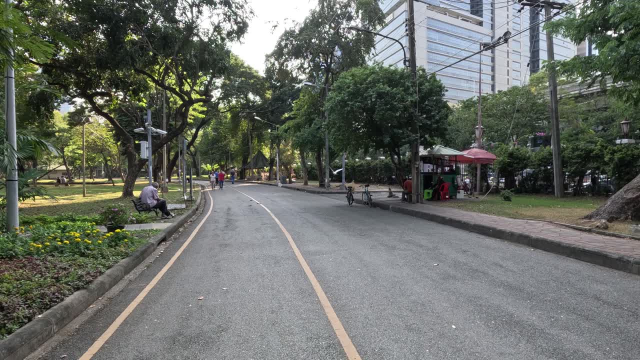 un paseo pacífico en un exuberante parque urbano