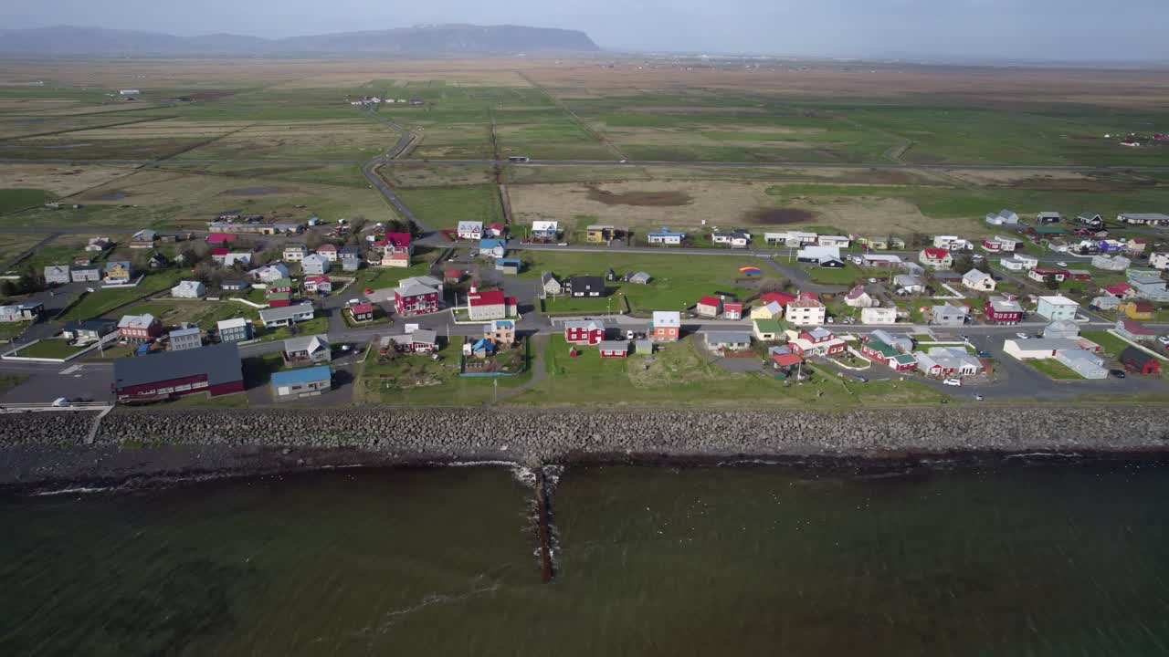 vista aérea sobre la pequeña ciudad de eyrarbakki en las costas de islandia