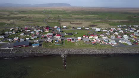 Luftaufnahme-über-Die-Kleine-Stadt-Eyrarbakki-An-Der-Küste-Von-Island