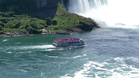 Kamerafahrt-Eines-Katamarans,-Der-An-Einem-Sonnigen-Tag-In-Richtung-Horseshoe-Falls-Fährt