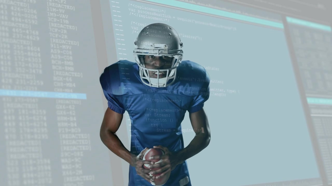 Giocatore di football americano che si sistema il casco, tenendo il pallone per lanciarlo, mentre un'interfaccia utente sportiva proiettata appare dietro.