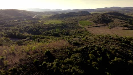 Paisaje-Desértico-Con-Valles,-El-Clima-Es-Seco,-Hace-Calor-En-El-Sur-De-Francia,-Herault