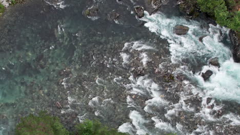 Vogelperspektive-Einer-Ecke-In-Einem-Breiten,-Schnell-Fließenden-Fluss