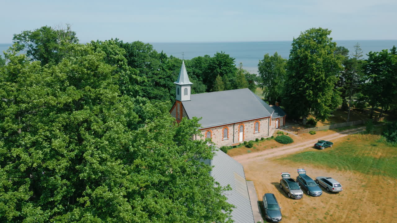 6 월 라트비아의 칼테네 도시