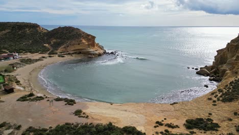 Strand,-Bucht-Und-Höhlen-Von-Playa-De-Los-Cocedores-In-Aguilas,-Murcia,-Andalusien,-Spanien---Luft-4k-Kreisen