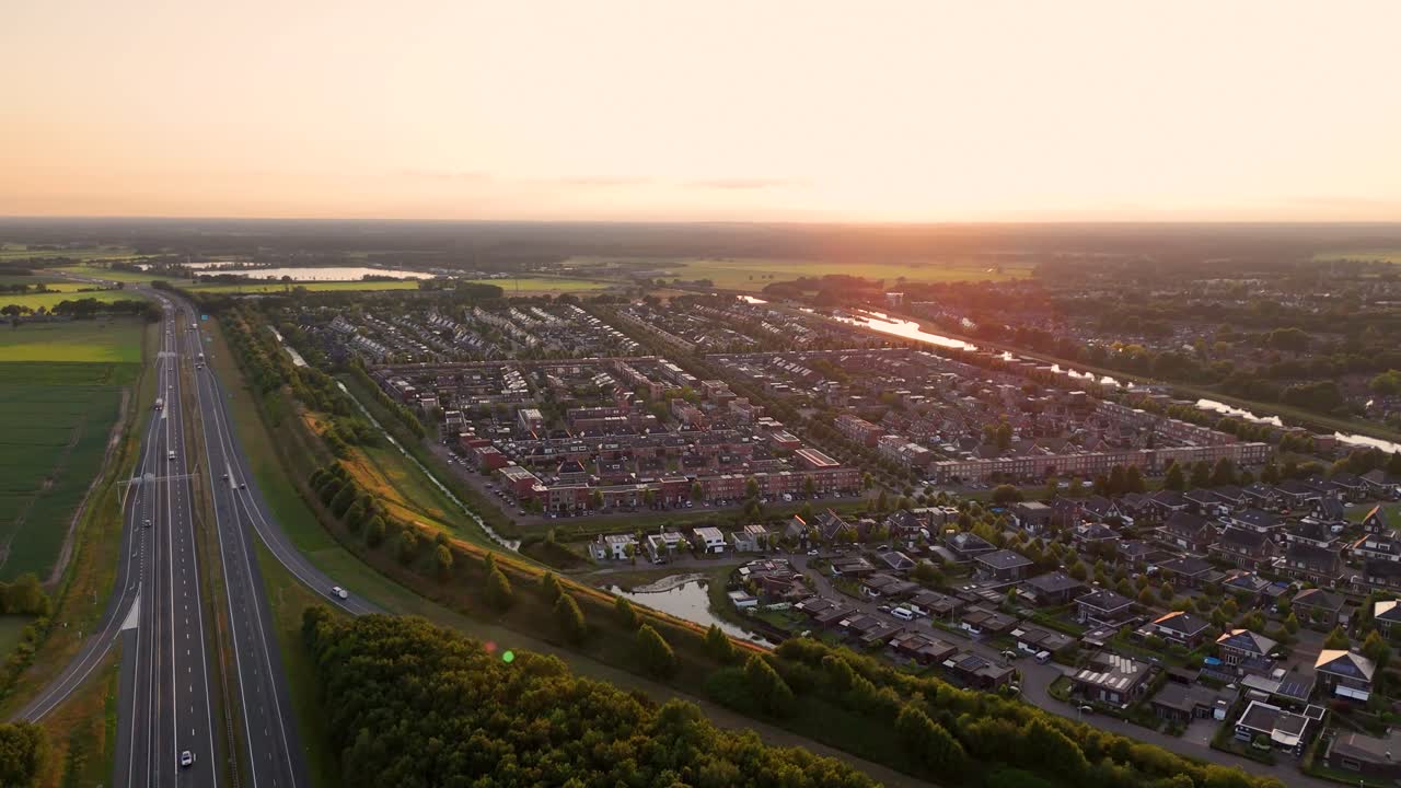Luftaufnahme einer Vorstadtlandschaft bei Sonnenuntergang