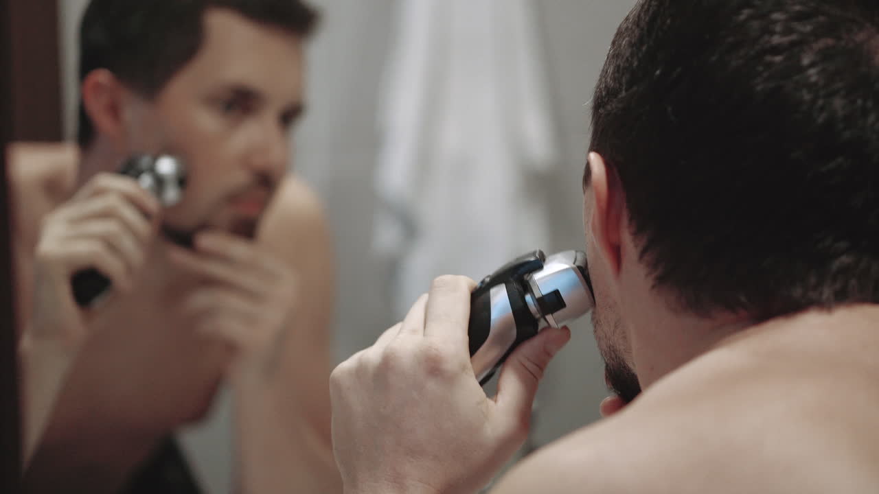 hombre afeitándose en el baño