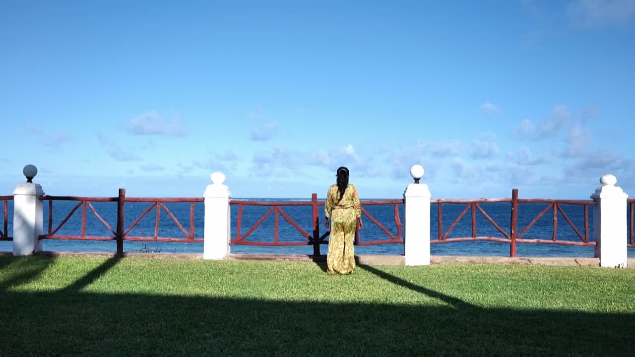 아름다운 해변 전망을 향해 걷는 여자