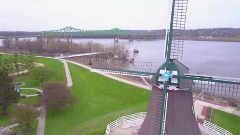 Antena-Sobre-Un-Molino-De-Viento-Holandés-En-Fulton,-Illinois,-A-Lo-Largo-Del-Río-Mississippi-1