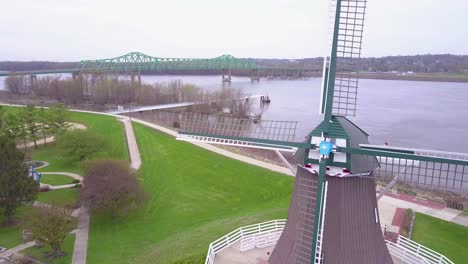 antena sobre un molino de viento holandés en fulton illinois a lo largo del río mississippi 1