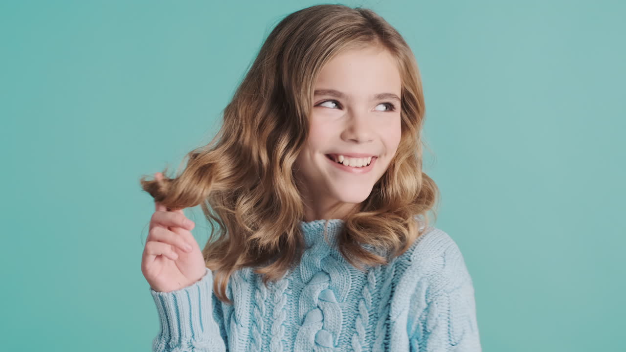 십대 백인 소녀가 카메라에 웃고 있어요.