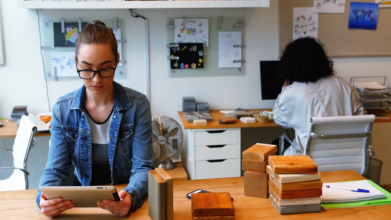 ejecutivo usando tableta digital mientras revisa la losa