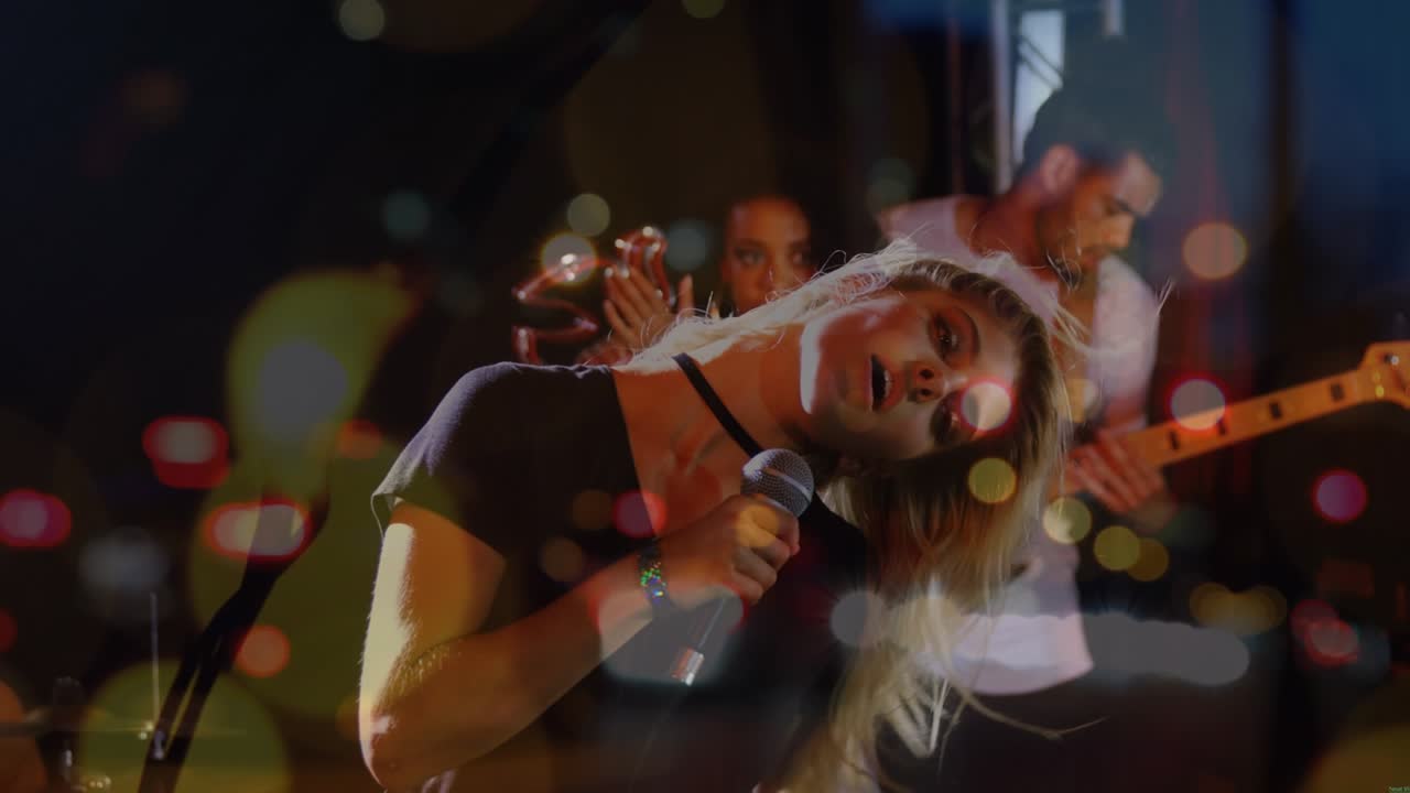 Animação de tráfego rodoviário noturno borrado sobre uma cantora caucasiana balançando a cabeça em um show.