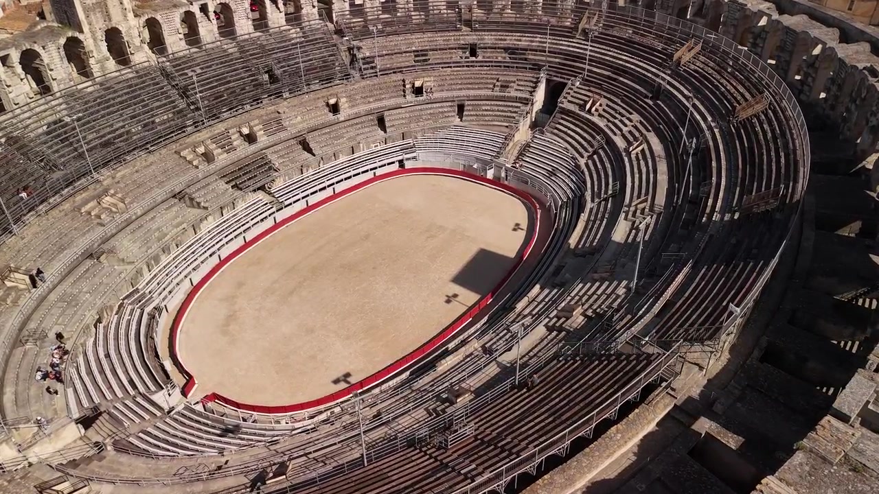Anfiteatro de Arlés, construcción romana en Francia, Patrimonio de la Humanidad UNESCO, vista aérea con dron.