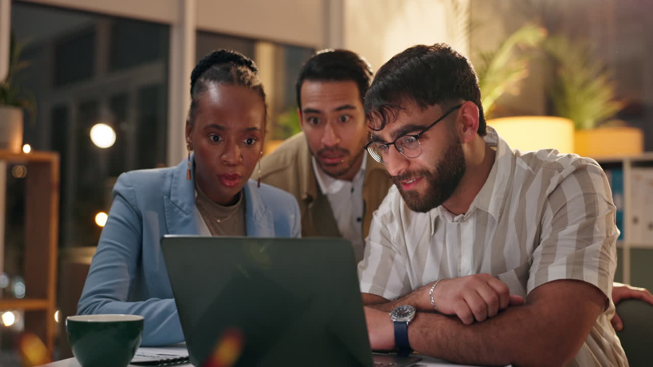 un equipo feliz y diverso celebrando el éxito.