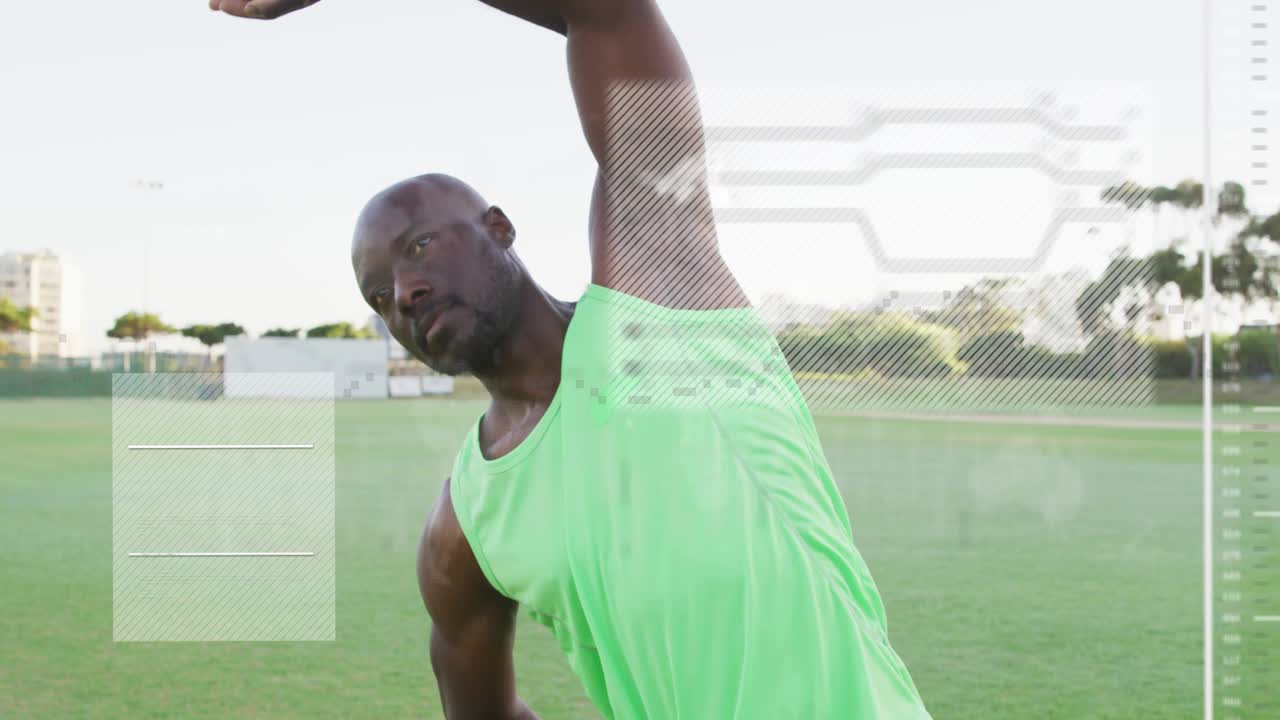 Atleta maschio che alza un braccio facendo piegamenti laterali sul campo HUD che scorre all'altezza del petto o della spalla riscaldamento fitness