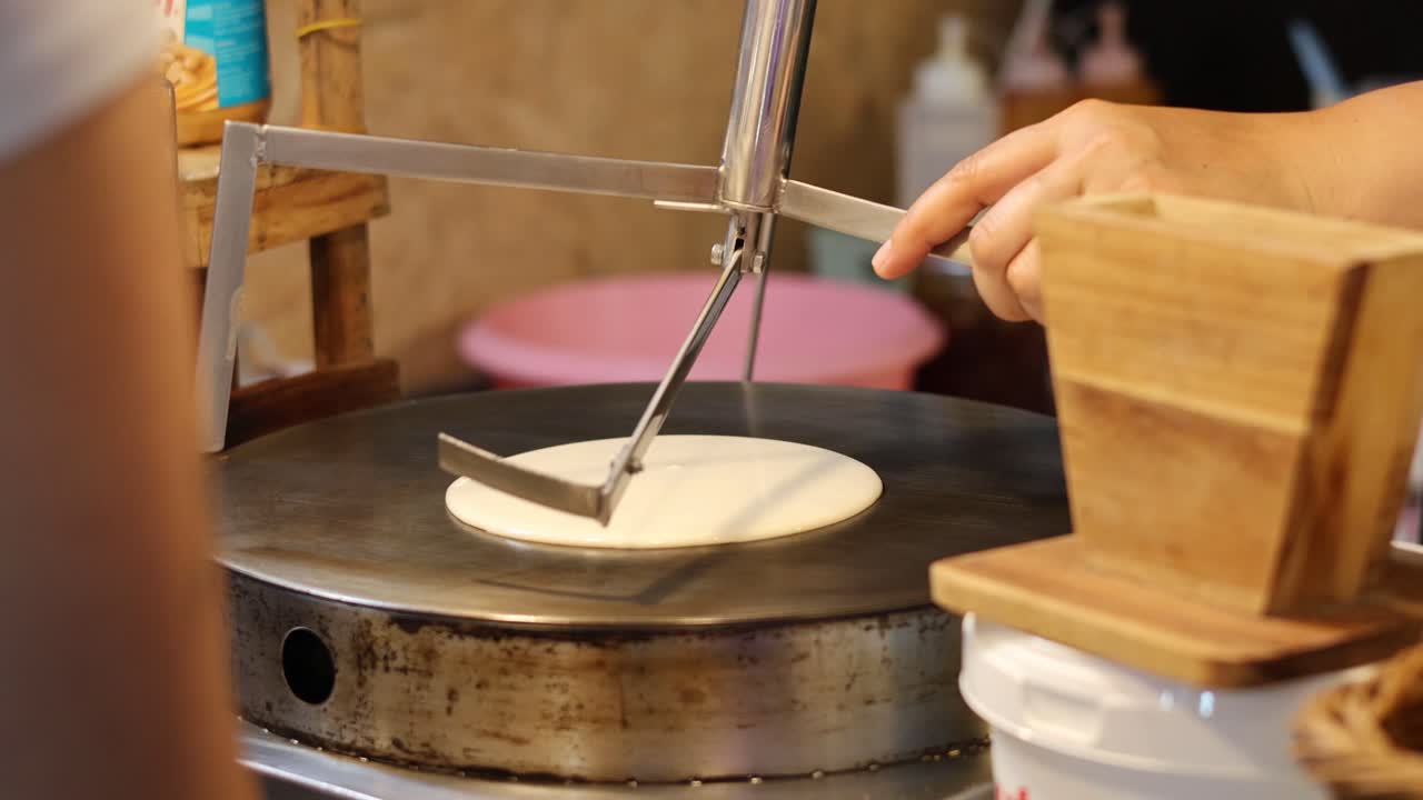 크라비 야시장 상점 에서 크레프 를 준비 하는 일