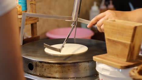 preparación de crepes en el puesto del mercado nocturno de krabi