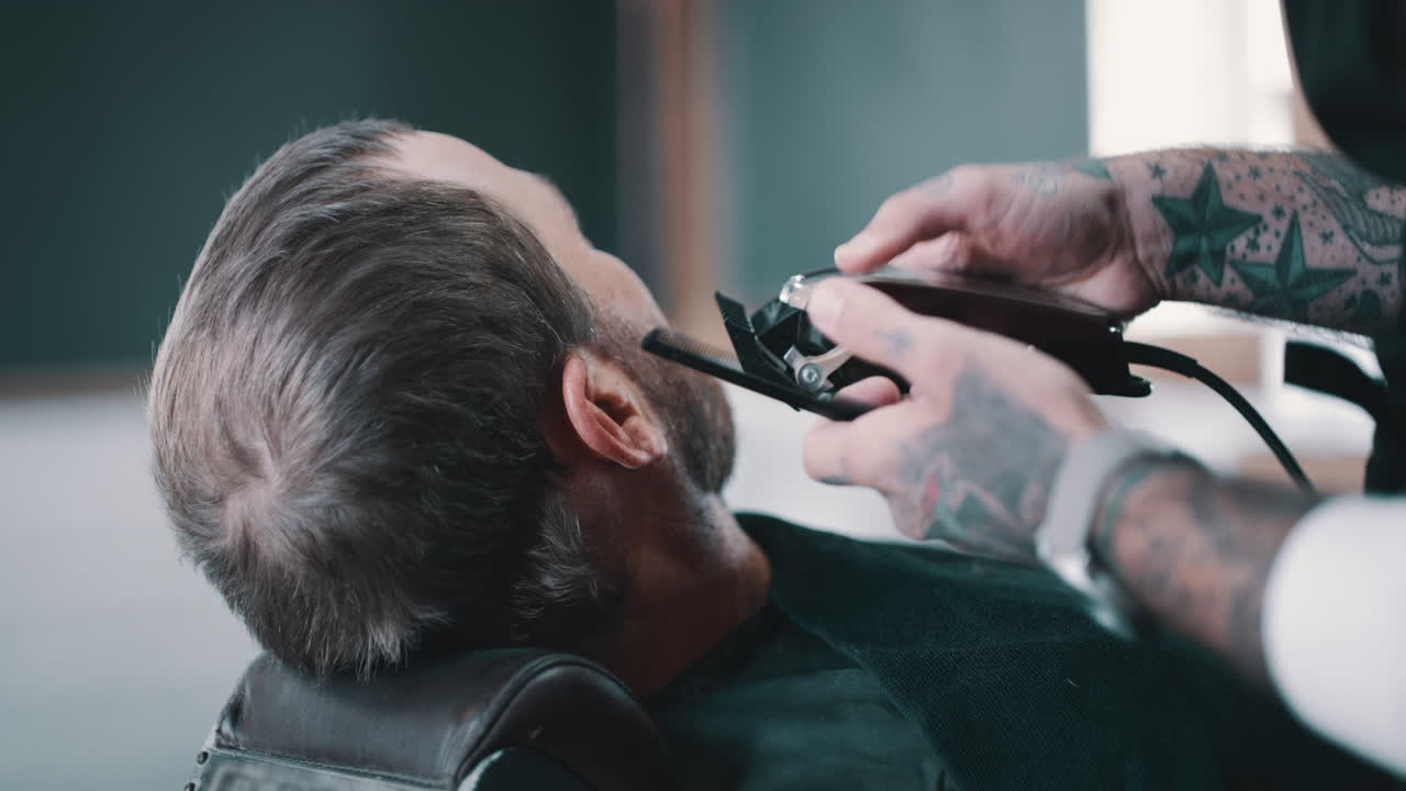 un hombre se corta el cabello.