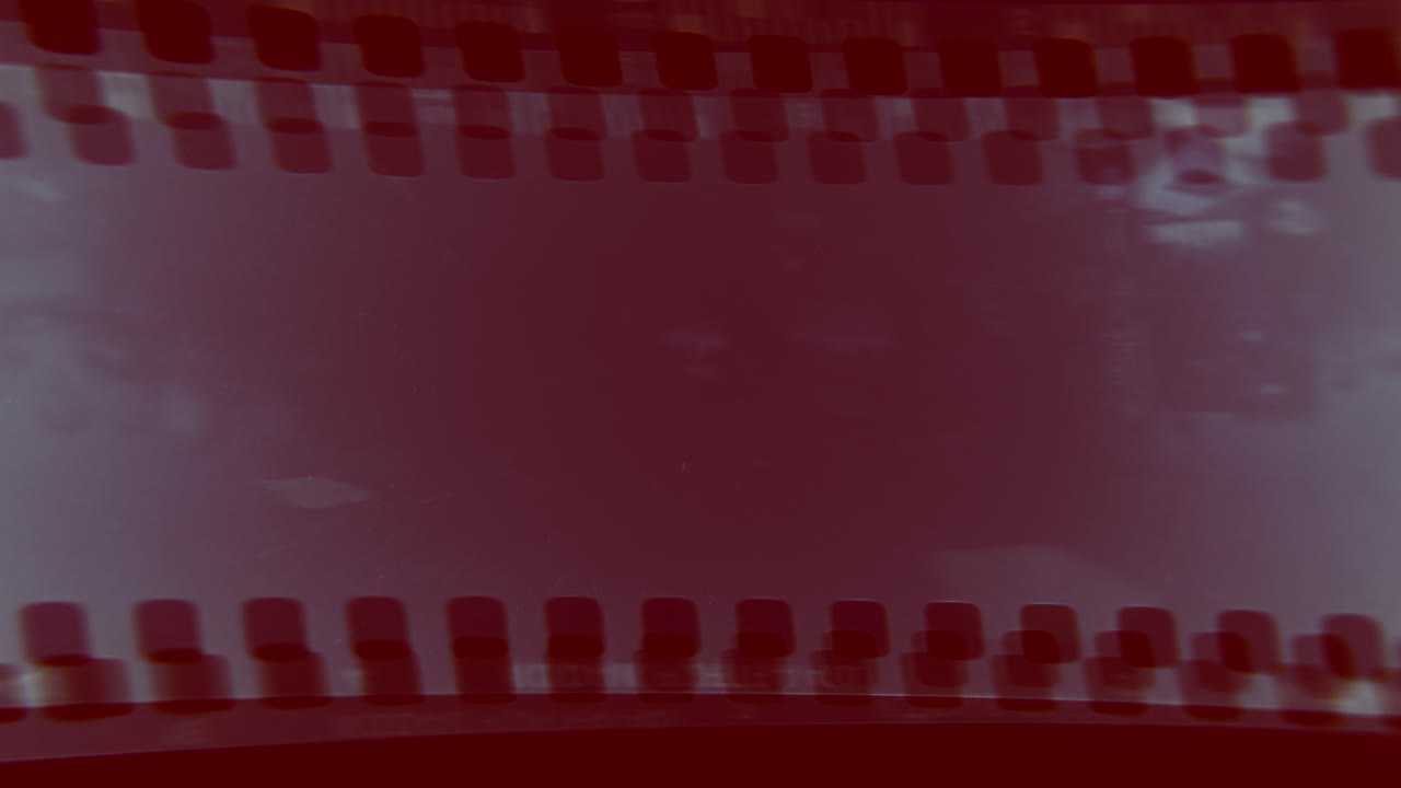 superposición de tiras de película de 35 mm de época roja