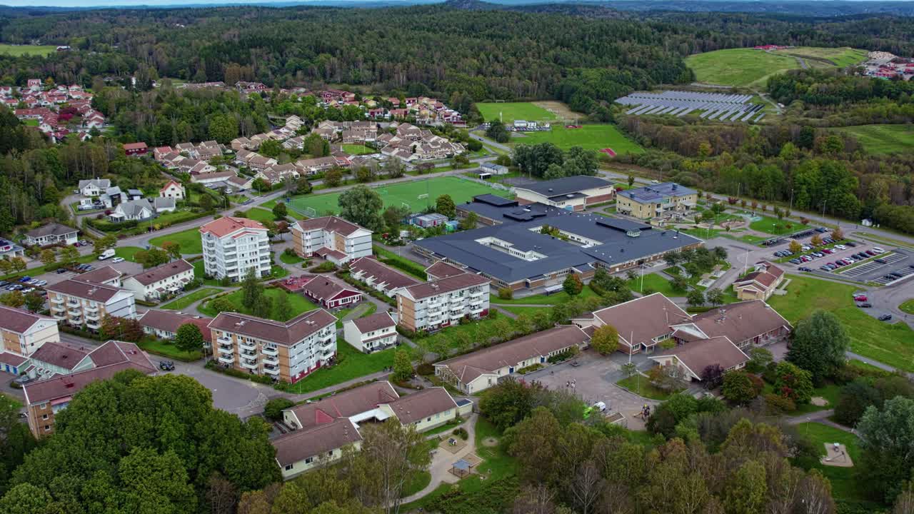 Widok z lotu ptaka na rezydencje w Kungälv, bujną zieleń, spokojną atmosferę przedmieścia.