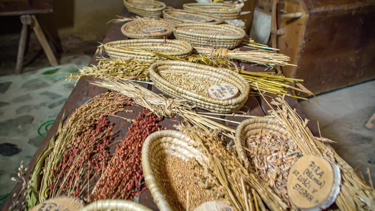 탁자 위의 고리버들 바구니에 놓인 다양한 곡물과 씨앗