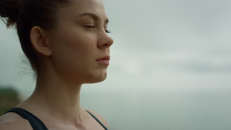 chica respirando profundamente disfrutando de la armonía en la naturaleza de cerca. mujer meditando yoga