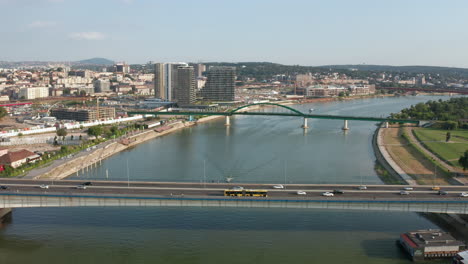 Puente-Branko-En-Belgrado,-La-Capital-Principal-De-Serbia,-Filmado-Con-La-Vista-Superior-De-Un-Dron-Del-Viejo-Puente-Que-Conecta-Dos-Partes-De-Las-Ciudades