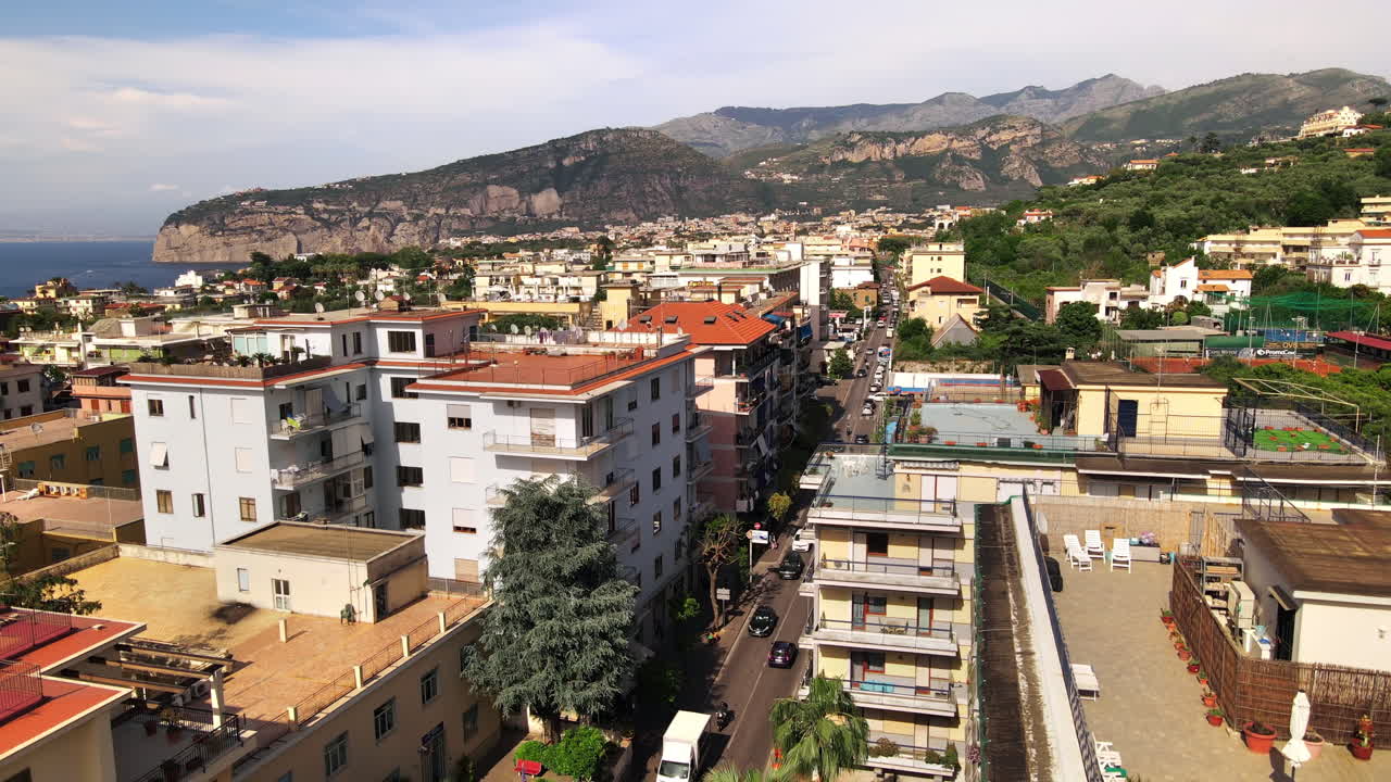 Vista de drone de Sorrento, Itália. Vários prédios residenciais feitos em estilo nacional, ruas estreitas e vegetação.