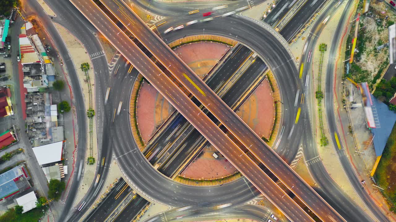 vista aérea del lapso de tiempo del tráfico en el círculo de intersección. tráfico ocupado por la noche