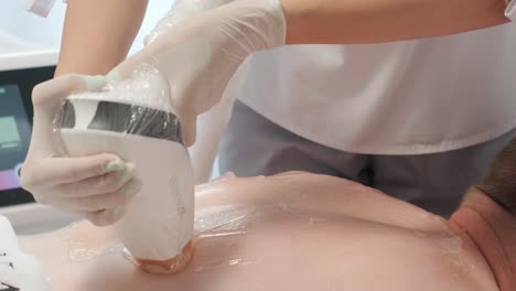 depilación láser - procedimiento de depilación. flash de depilación láser de diodo, esteticista elimina el pelo en hermosas piernas femeninas, depilación para piel lisa, procedimiento láser en un estudio de belleza o clínica, tratamiento de depilación para el cuidado del cuerpo.