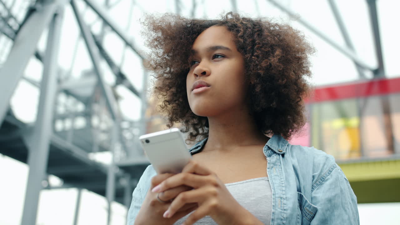 Ragazza adolescente che manda messaggi sullo smartphone