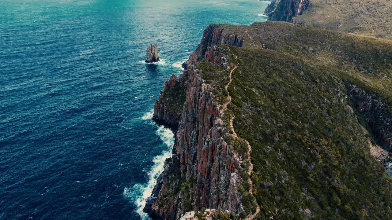 vista de cabo hauy drone del sendero en la cima de los acantilados en tasmania, australia 2