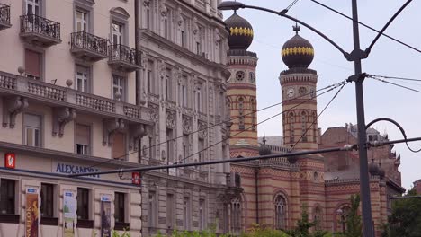 Las-Agujas-Del-Templo-Judío-Se-Elevan-Por-Encima-De-Las-Calles-Del-Centro-De-Budapest,-Hungría