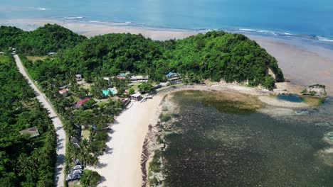 idílica vista aérea en órbita de la playa de arena blanca de twin rock con colinas exuberantes y océano turquesa