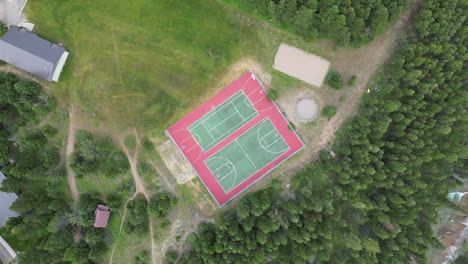 Área-De-Recreación-Al-Aire-Libre-Para-Campamento-De-Verano-Que-Incluye-Canchas-De-Baloncesto-Y-Tenis.