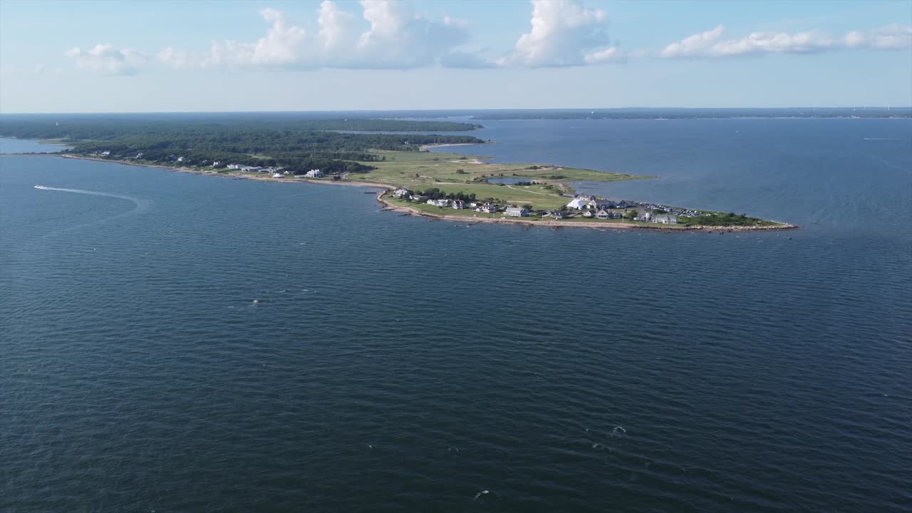 반도를 바라보며 바닷물 위를 날다