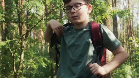 ragazzo da solo nella foresta