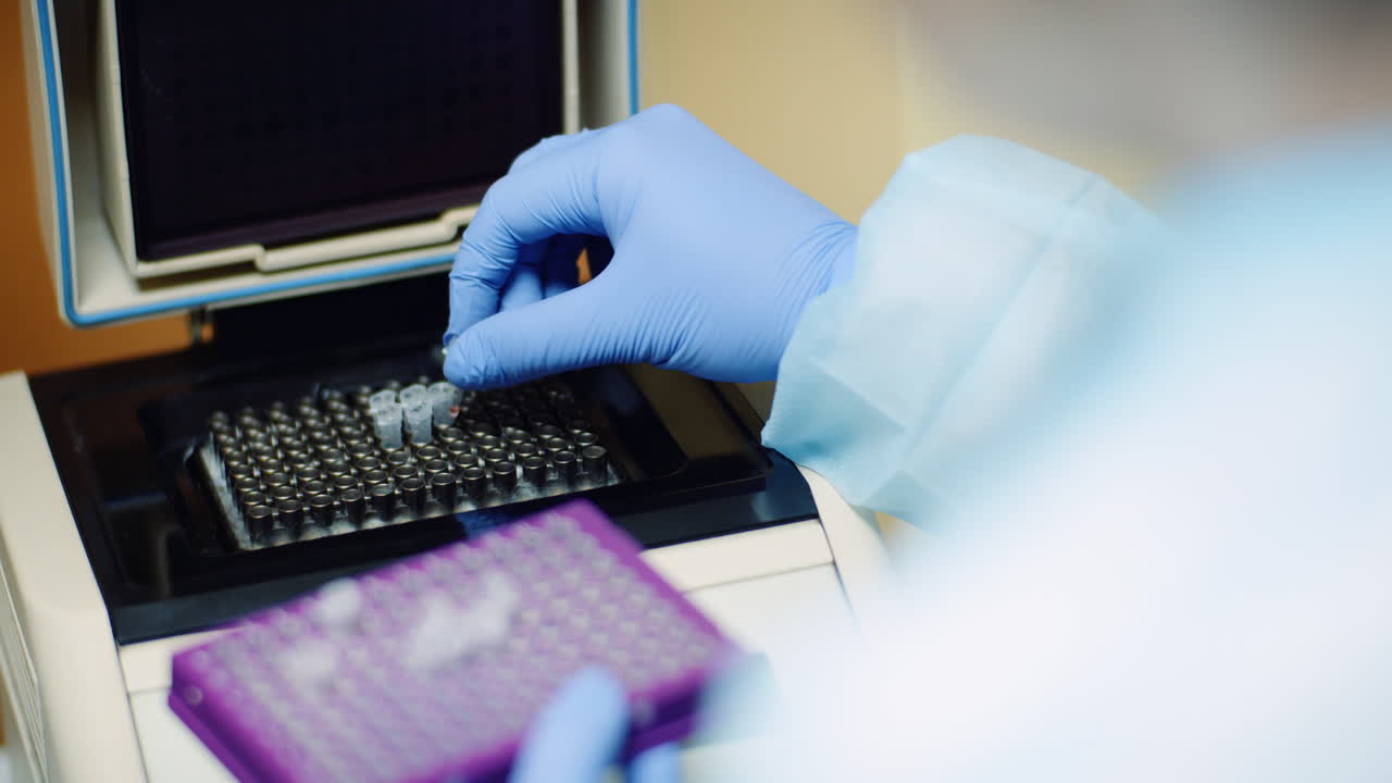 científico pone muestras de virus en la máquina en el laboratorio molecular de biotecnología 1