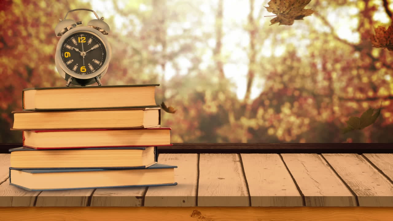 Kitap yığını üzerinde saat ve düşen sonbahar yaprakları 4K