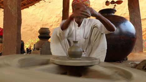 el alfarero en el trabajo hace platos de cerámica. india, rajasthan.