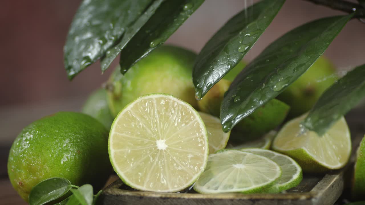 las rebanadas de limón jugoso y las hojas cayendo gotas de agua.