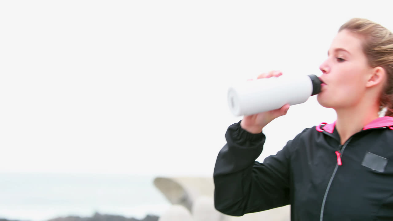 una joven muy decidida corriendo.