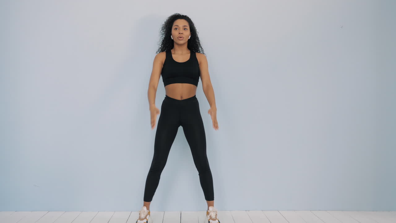 ワークアウトのルーティンを実行する女性