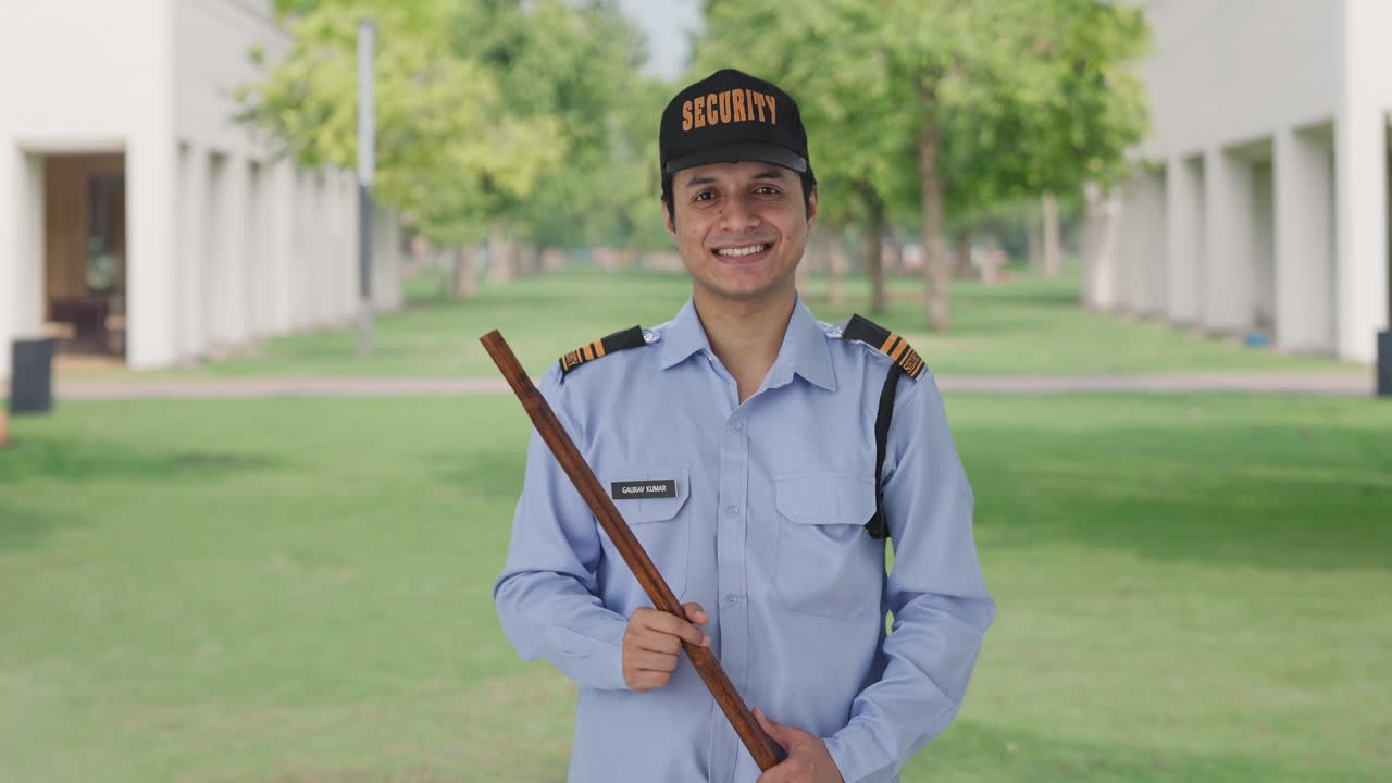 un guardia de seguridad feliz sonriendo a la cámara