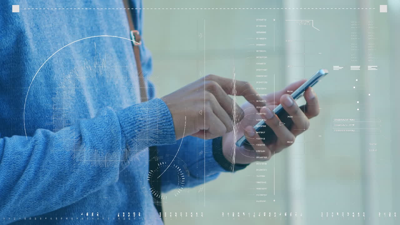 animación de la interfaz con procesamiento de datos contra la sección media de un hombre usando un teléfono inteligente.