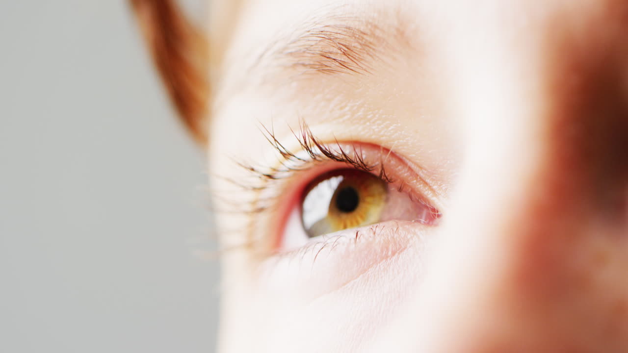 카우카스 여성의 박이는 초록색 눈의 클로즈업 비디오 세부 사항, 복사 공간