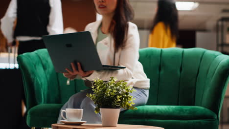 turista asiático resolviendo una tarea en la computadora portátil antes de comenzar las vacaciones