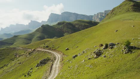 paisaje montañoso con carreteras sinuosas