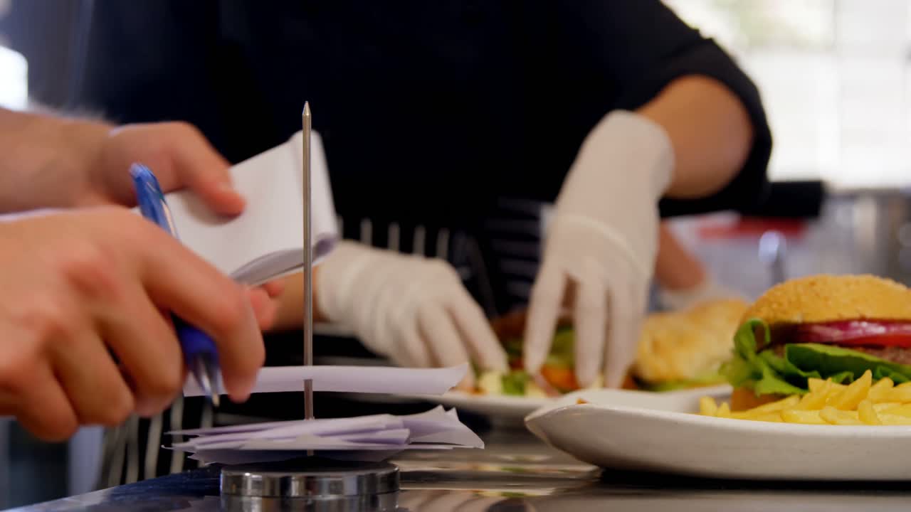 매니저가 주문 청구서를 핀 스탠드 4k에 넣고